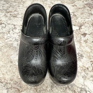 Dansko Embossed Leather Clogs size 39 Black